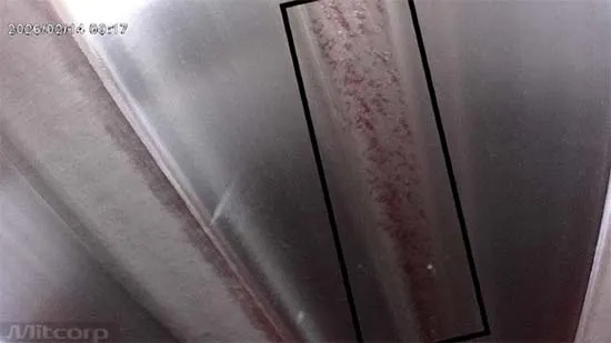 Figure 3. Vertical oxidation banding on a gear flank, tracing the tooth contact line. A classic standstill mark.