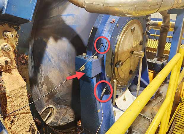 Transducers positioned perpendicularly to the bearing. Alternatively, the bottom part of the split pedestal would have been acceptable.